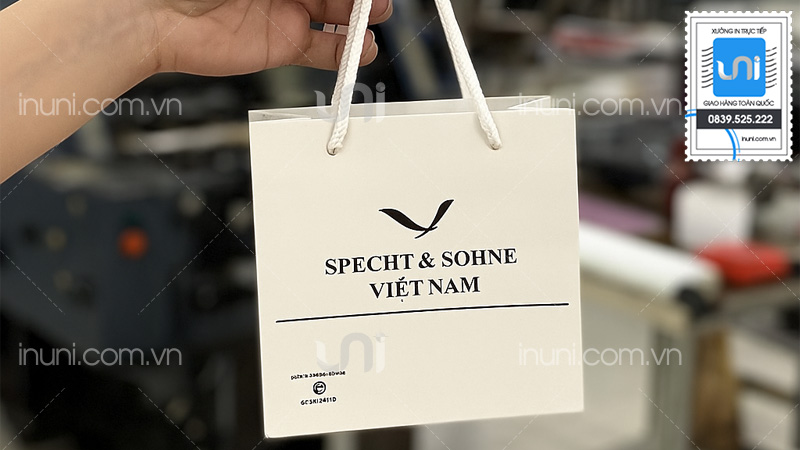 Chất liệu in túi giấy đựng đồng hồ phù hợp
